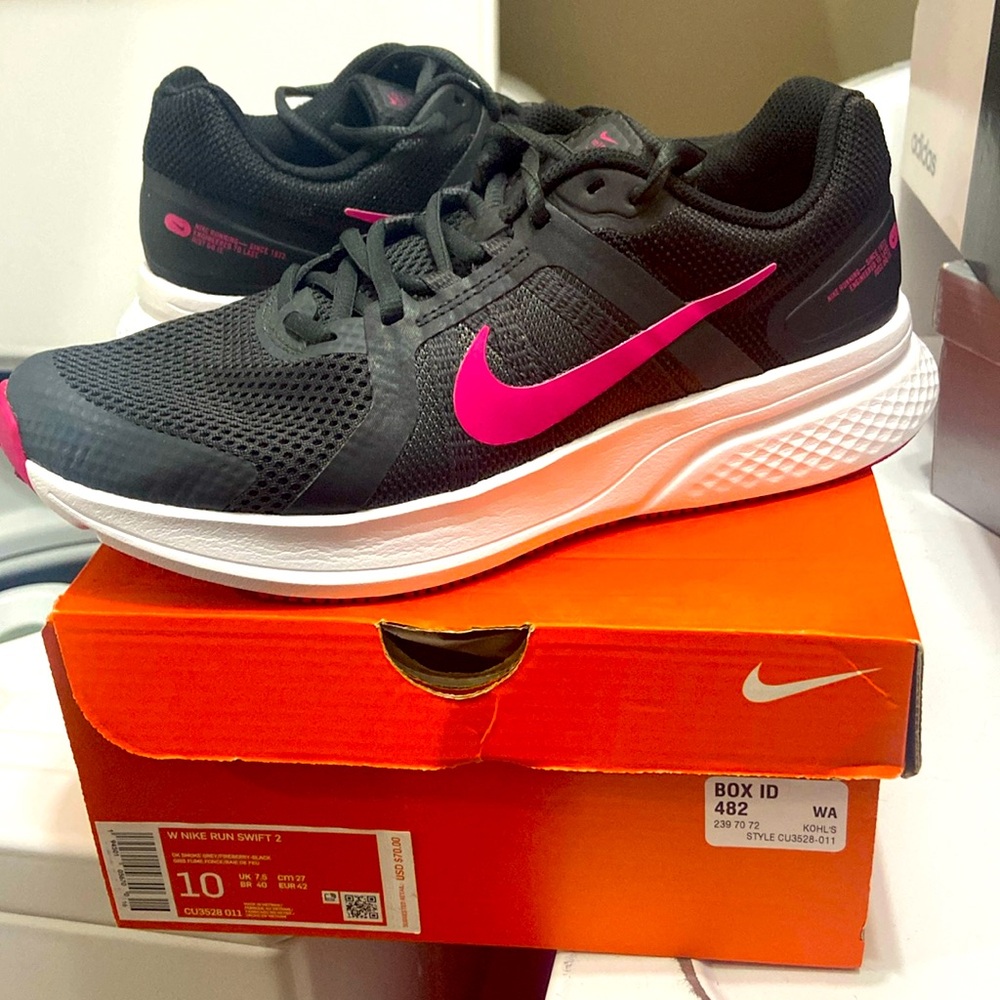 NEW in Box Nike Run Swift 2 Size 10 Black & Pink
